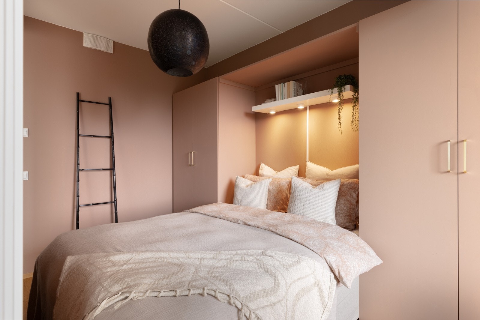 Rommet har plass til dobbeltseng, og det er montert garderobeskap med god plass til oppbevaring. Galleribilde