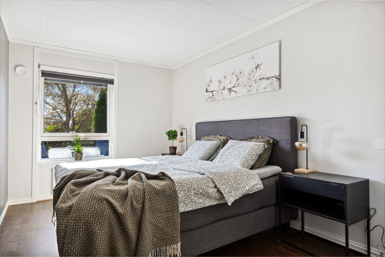 Det største soverommet har vindu ut mot hageområdet og har god plass til seng og nattbord. Galleribilde