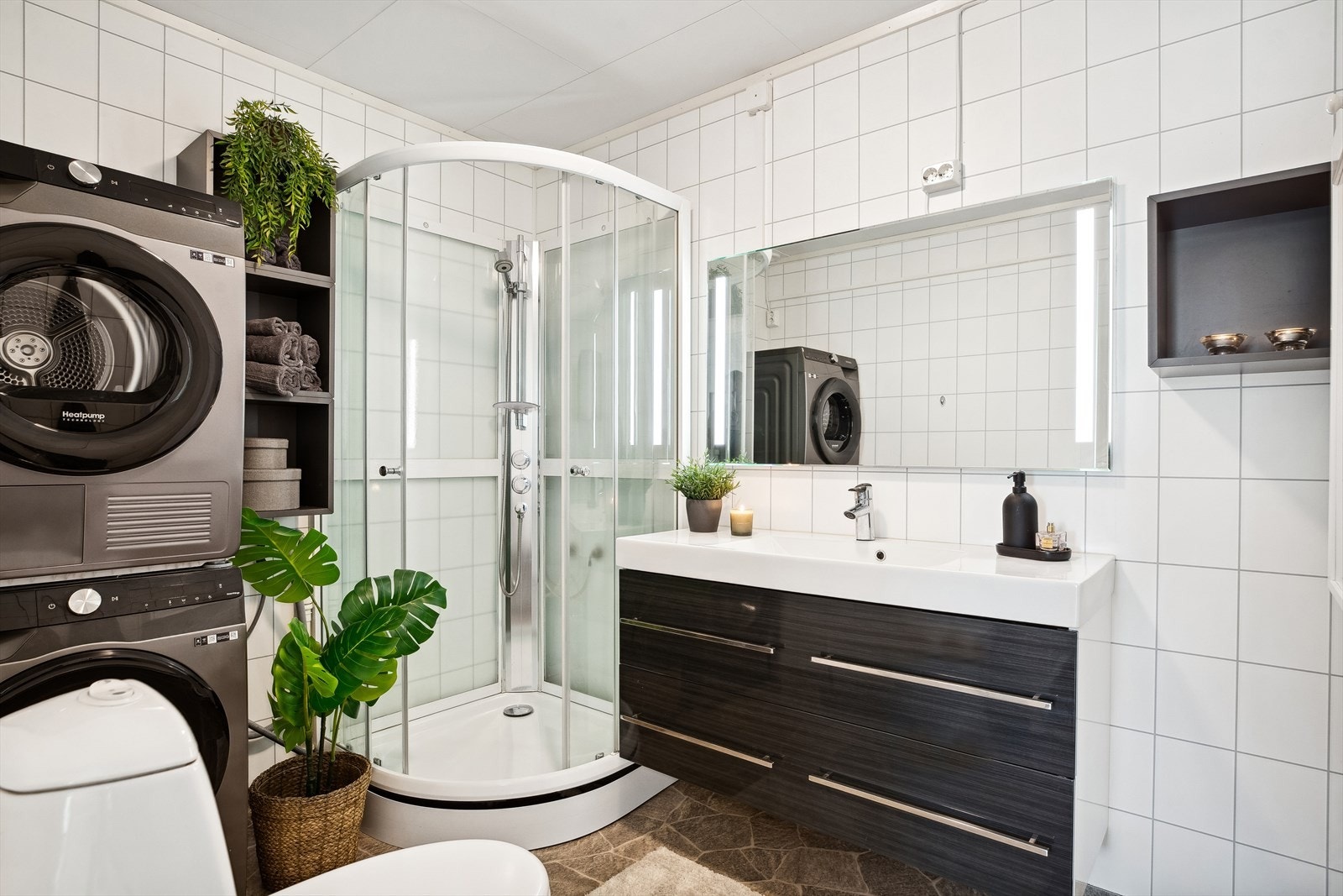 Lyst og fint bad med opplegg for vaskemaskin og dusjkabinett. Galleribilde