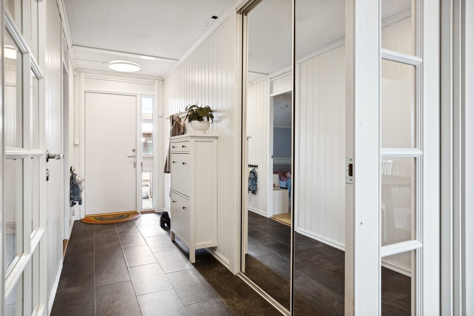 Boligen har en lys og romslig entré med skyvedørsgarderobe. Galleribilde