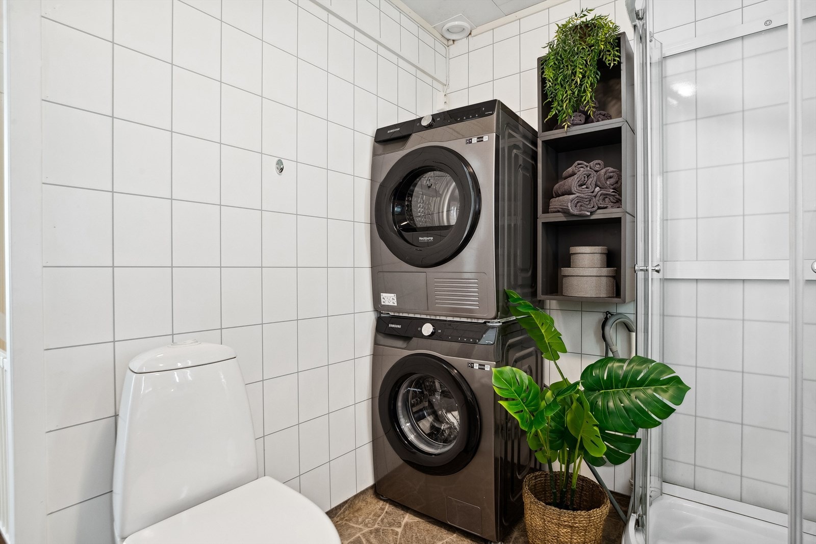 Badet er komplementert med smarte, vegghengte oppbevaringsløsninger. Galleribilde