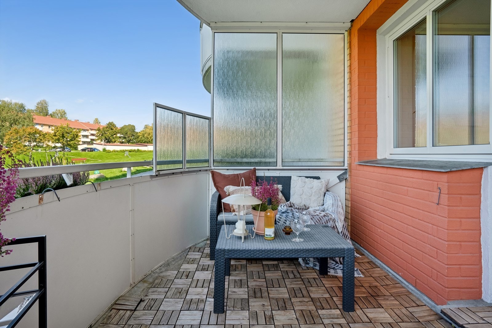 Leilighetens nordvestvendte balkong gjør at du kan nyte solfylte og varme sommerdager. Galleribilde