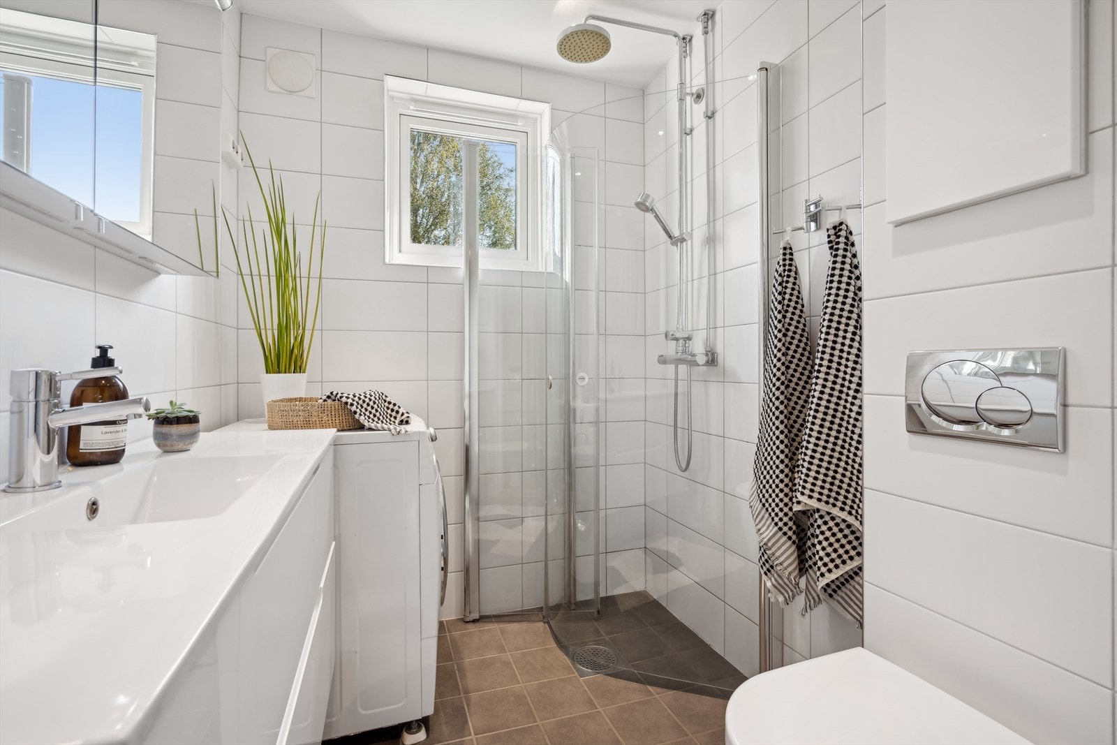 Badet har innfelte lys i himlingen, varme i gulvet og opplegg for vaskemaskin. Galleribilde