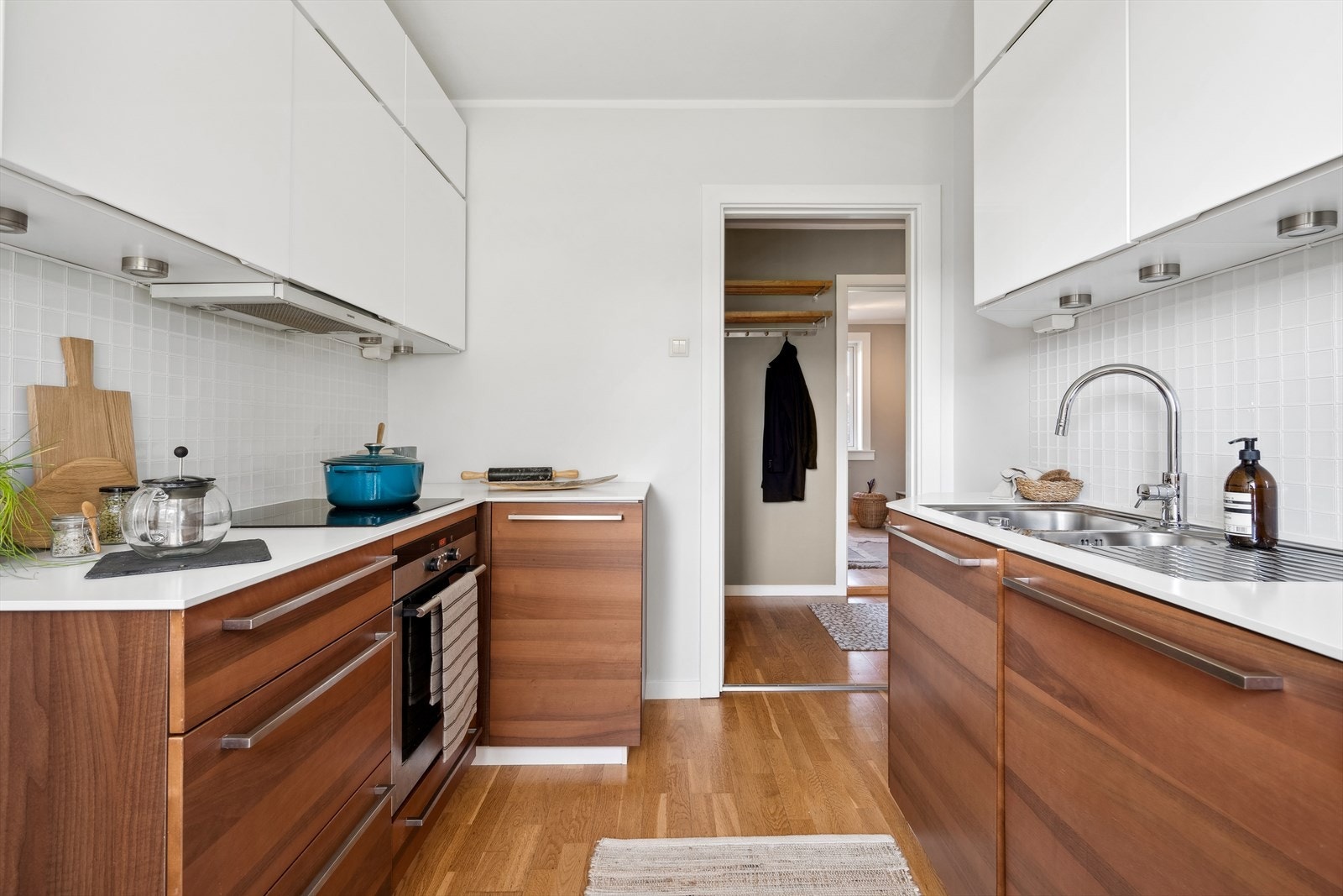 Innredningen består av glatte fronter med benkeplate i laminat og underlimt kum i rustfritt stål. Galleribilde