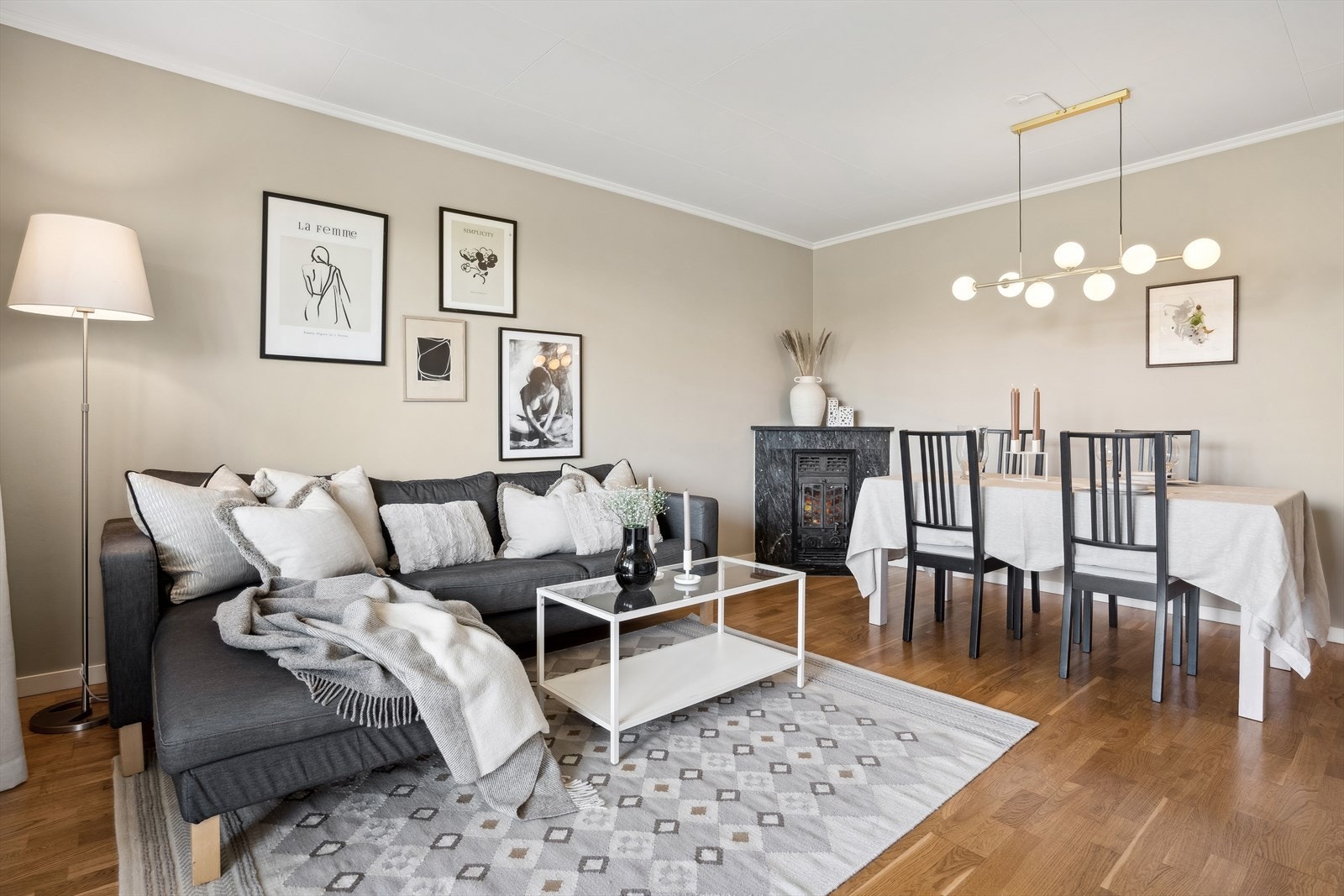 Leiligheten byr på en stor og fin stueavdeling med svært god møbleringsfrihet. Det er en vedkamin plassert i hjørnet av rommet. Galleribilde