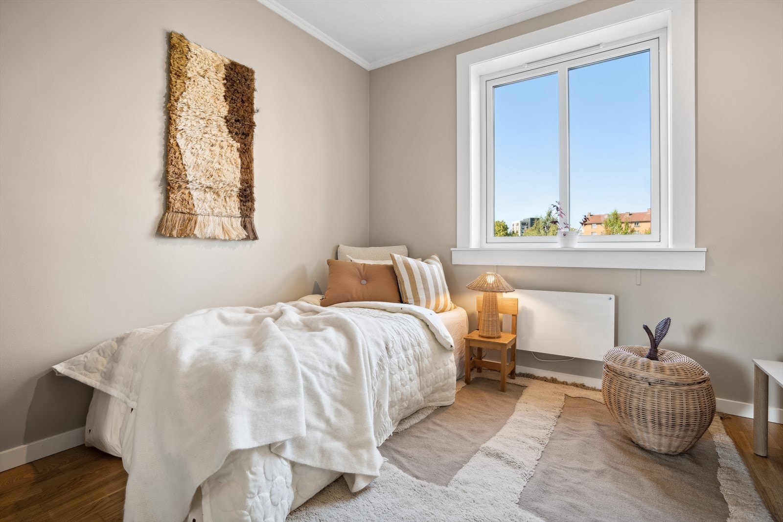 Begge rommene har plass til hver sin seng, nattbord og annet ønskelig møblement. Galleribilde