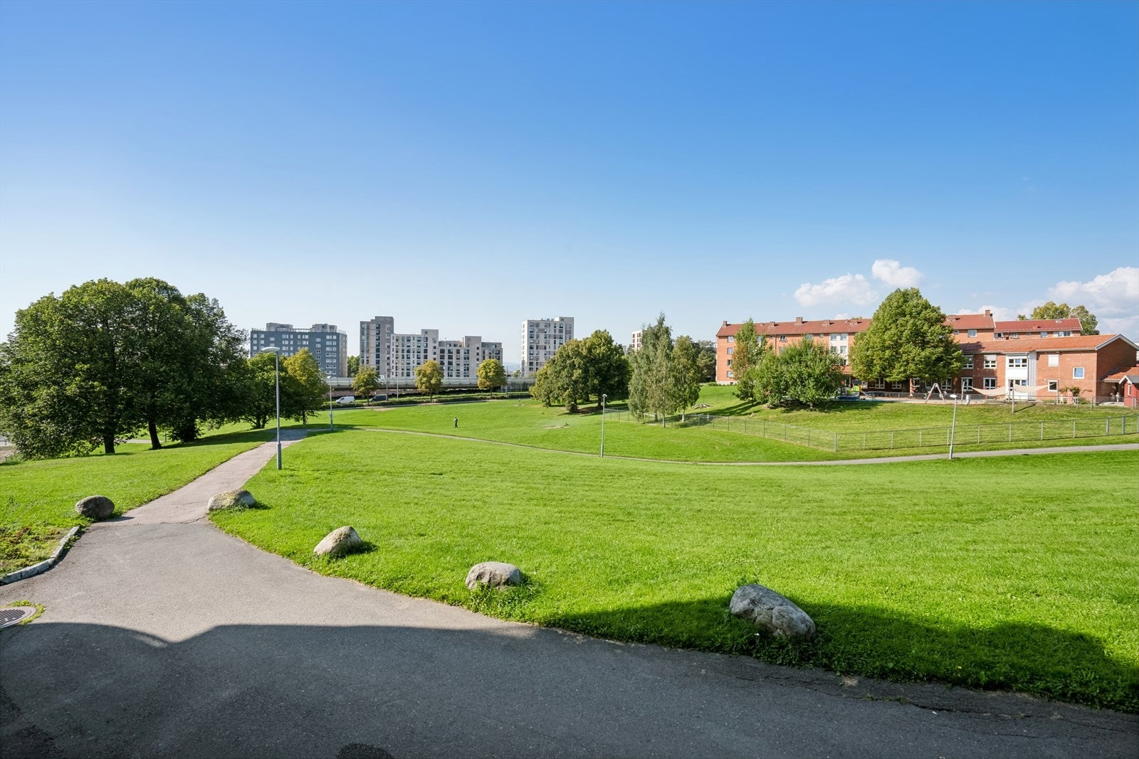 Beliggenheten sørger for nærhet til diverse servicetilbud, offentlig transport og flotte tur- og rekreasjonsområder. Galleribilde