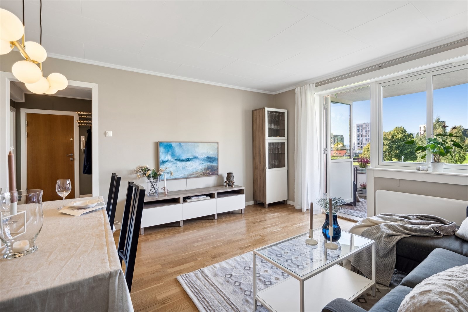 De generøse vindusflatene fra 2022 slipper inn mye naturlig lys og skaper en luftig atmosfære i stuen. Galleribilde