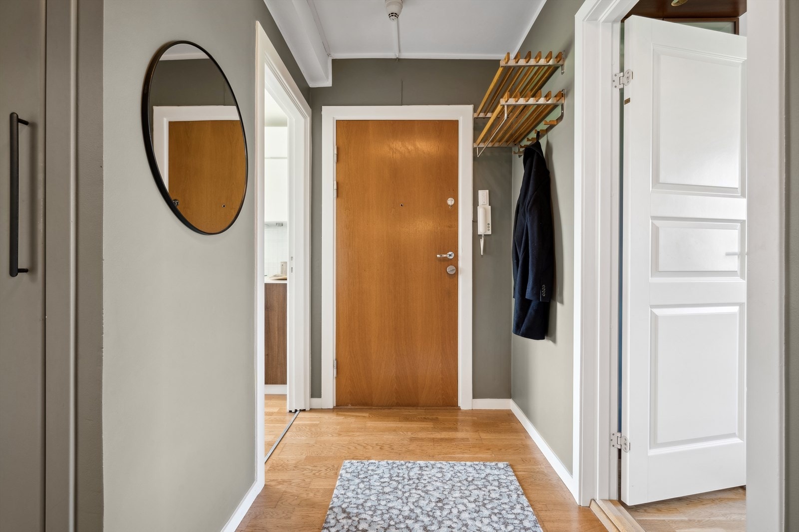 Romslig entré med plass til å henge fra seg yttertøy og sette fra seg sko. Galleribilde