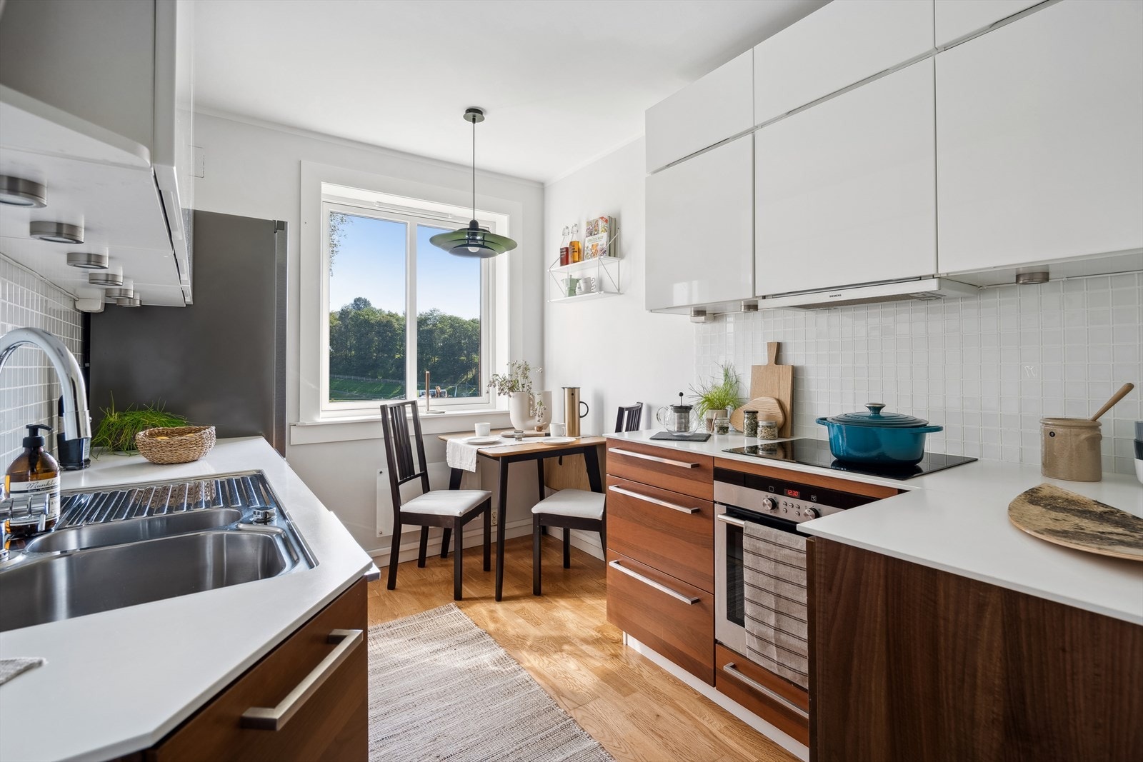 Kjøkkenet ligger adskilt i eget rom. Galleribilde