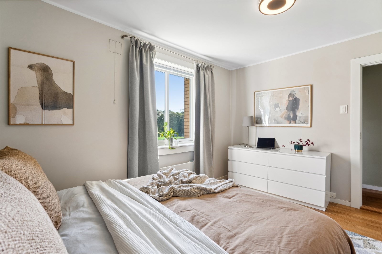 Hovedsoverommet er utstyrt med en praktisk skyvedørsgarderobe. Galleribilde