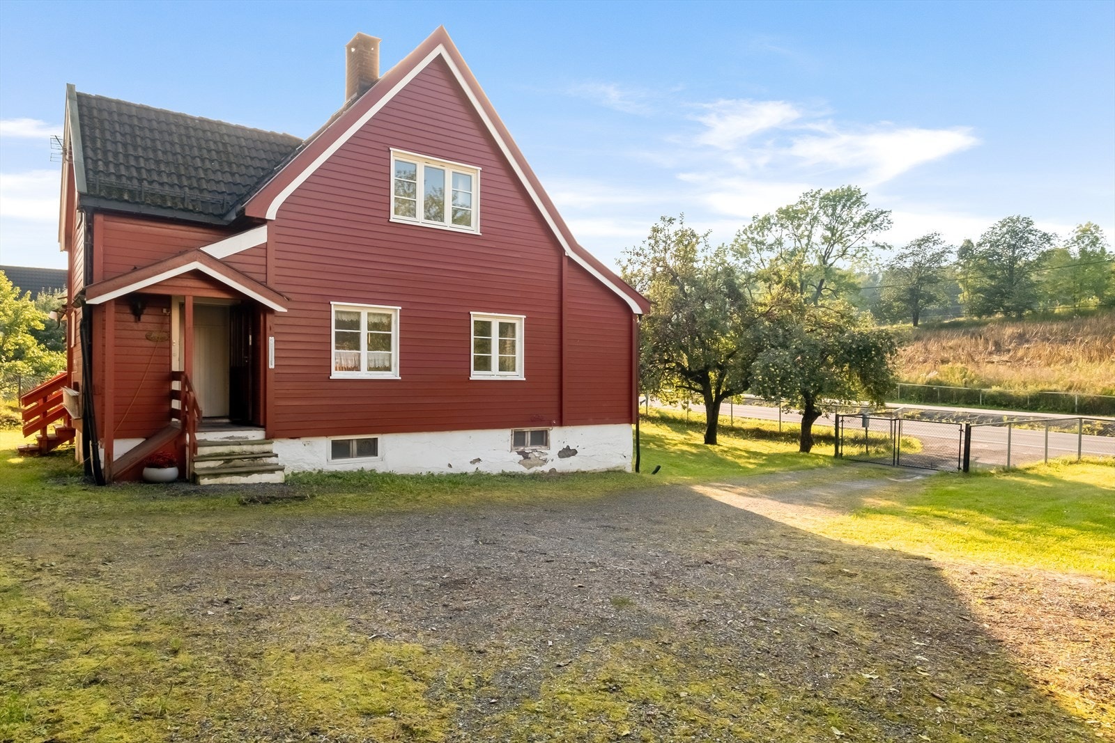 Det er god plass til å parkere flere biler på tomten, samt etablere flere fine uteplasser Galleribilde