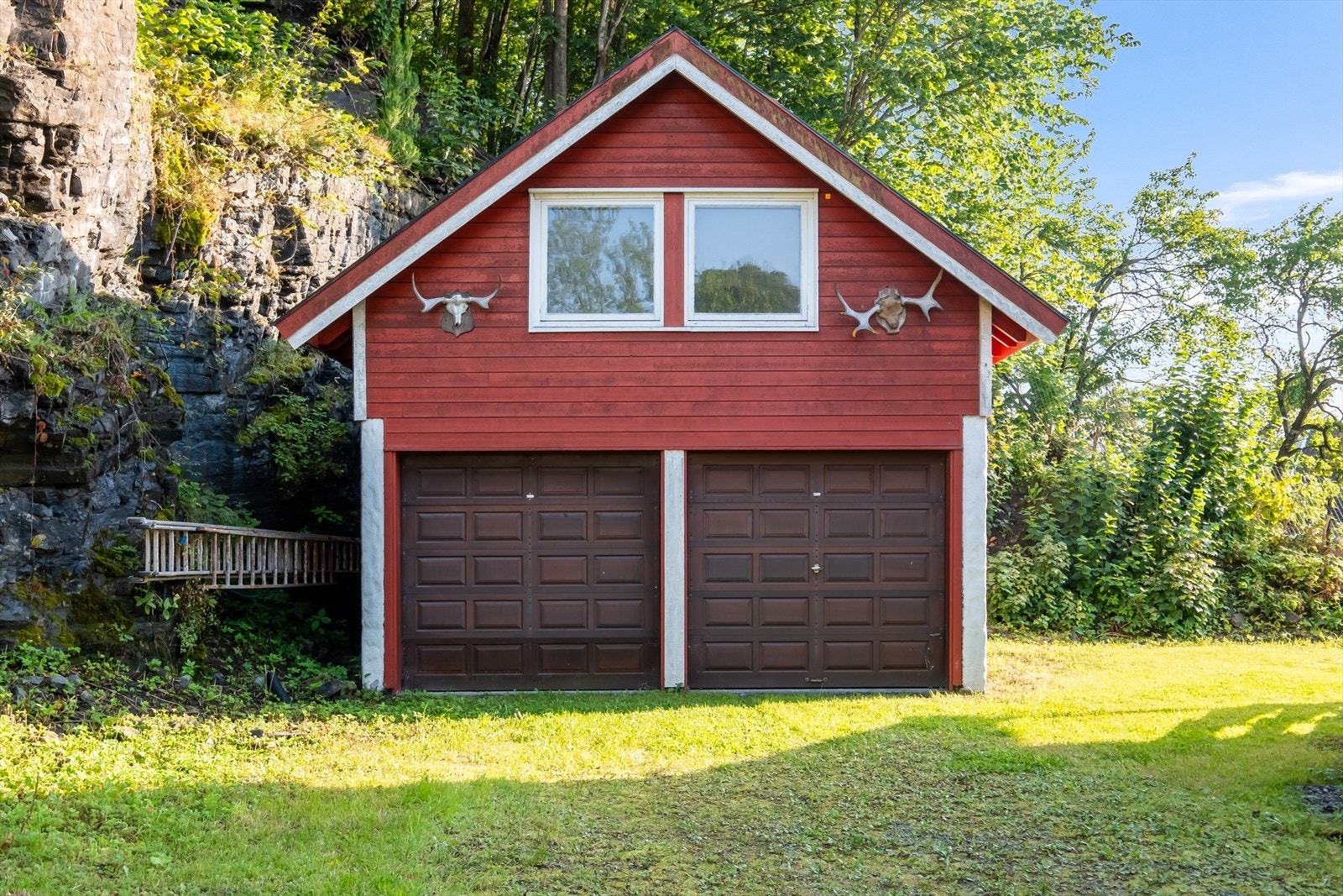 Stor dobbelgarasje på tomten, med god plass til to biler og lagring Galleribilde
