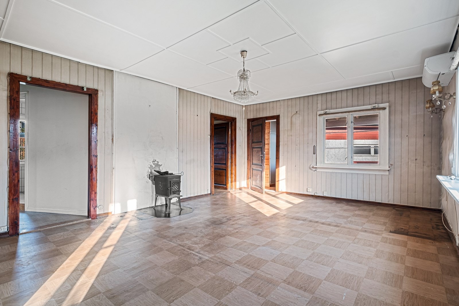 Boligen har en lys og fin stue i 1. etasje, med både varmepumpe og vedovn Galleribilde