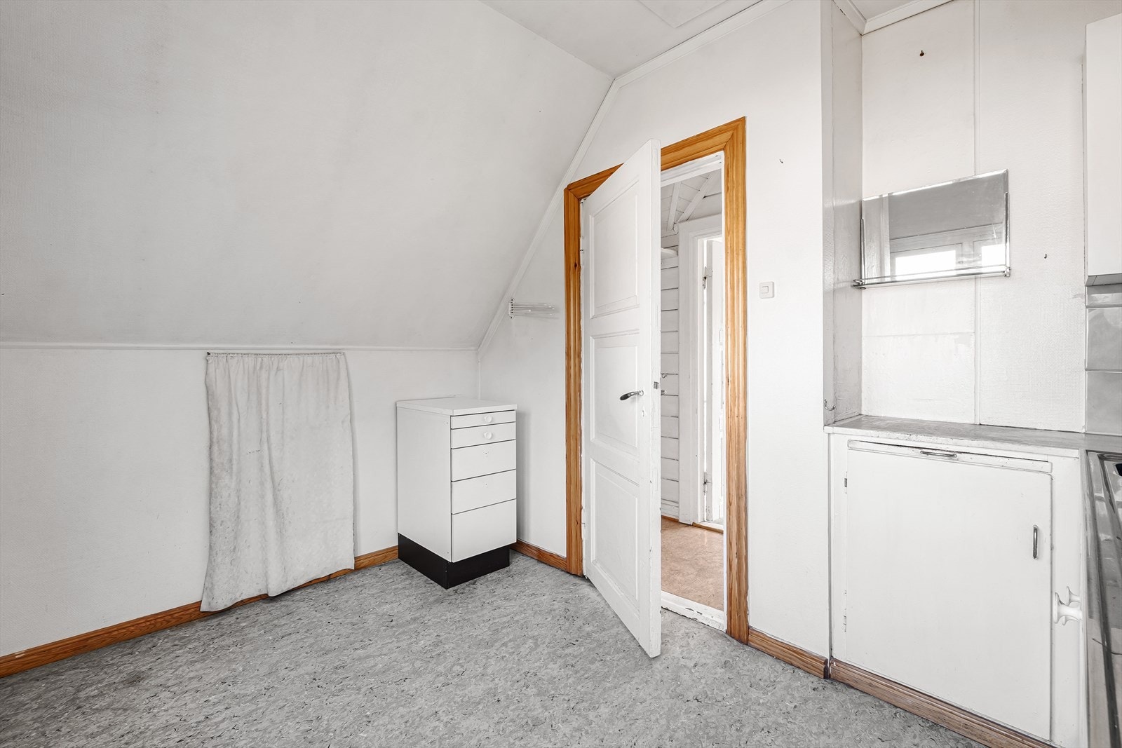 Her er det gode muligheter for å gjøre om planløsning i 2. etasje, og etablere 2-3 fine soverom Galleribilde