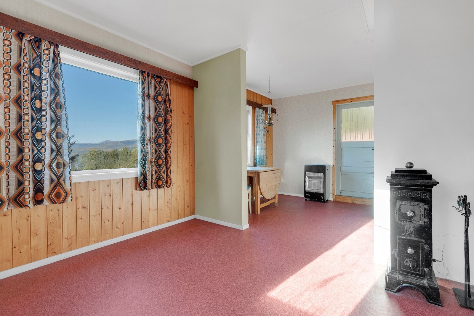 Stua har store vinduer mot vest som gir godt naturlig lysinnslipp Galleribilde