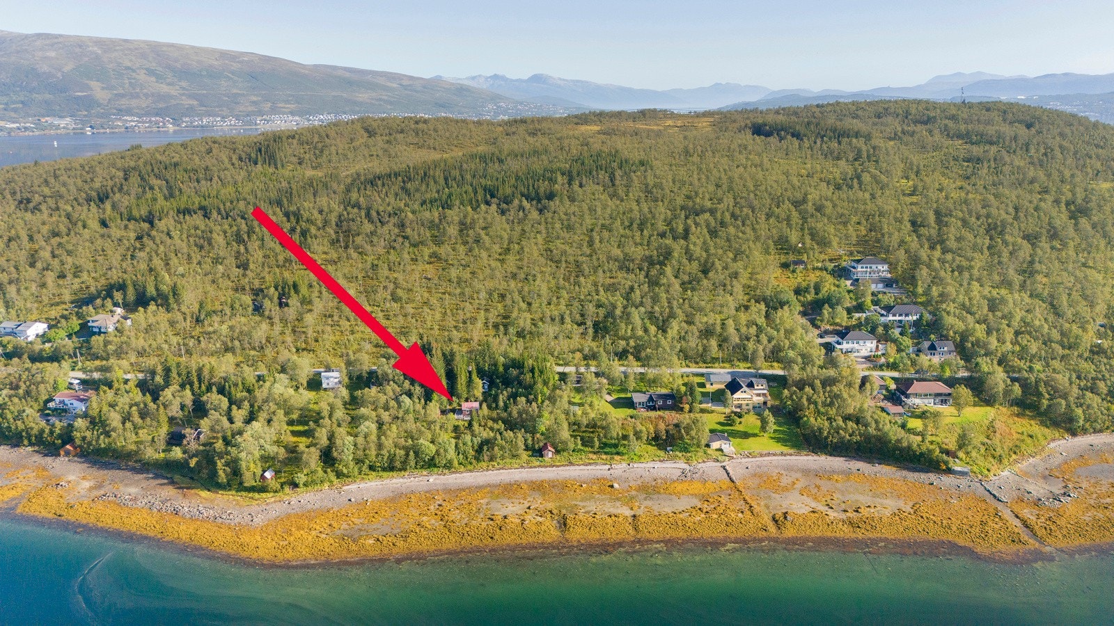 Eiendommen ligger idyllisk til på sør-vestsiden av Håkøya Galleribilde