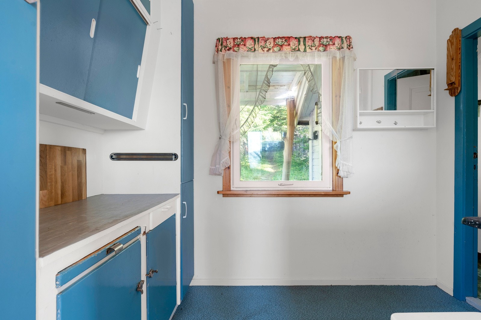 Kjøkken med enkel innredning Galleribilde