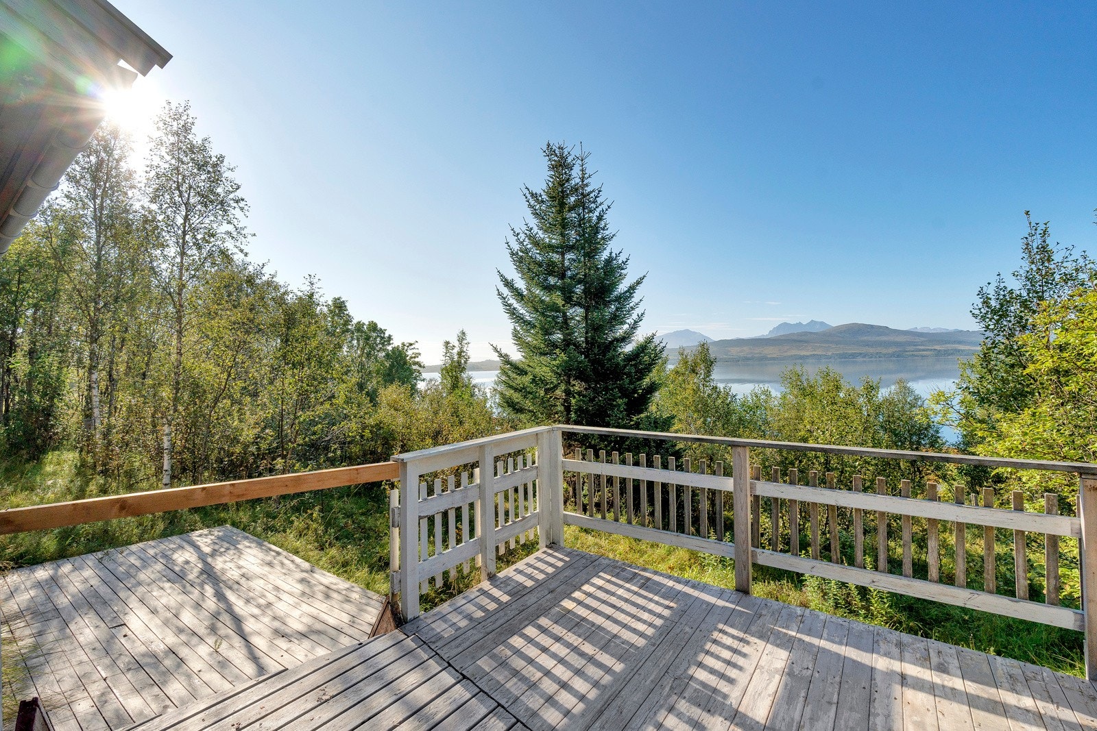 Utsikt over nærområdet og sjøen fra vestvendt veranda Galleribilde