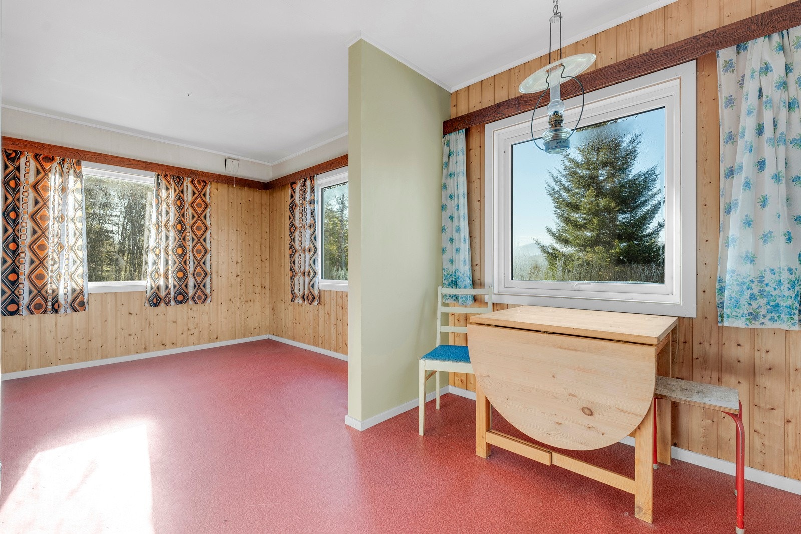 Stue med spiseplass ved kjøkkenet Galleribilde