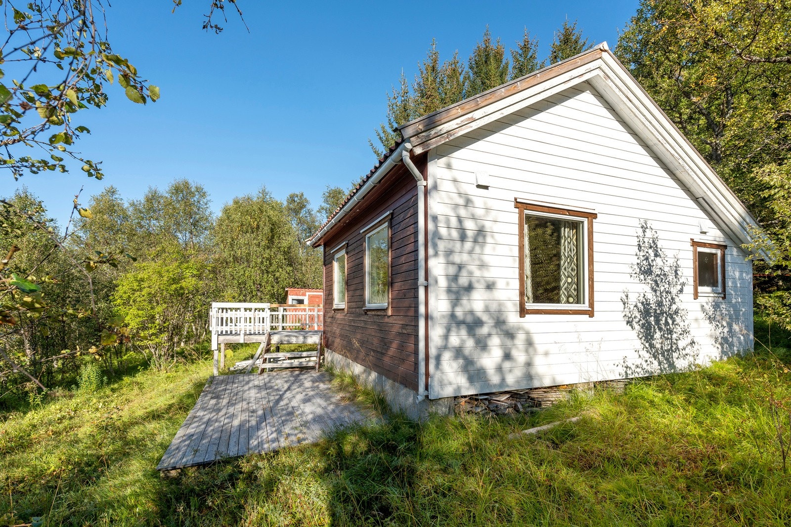 Det er verandaer på nord- og vestsiden av hytta Galleribilde