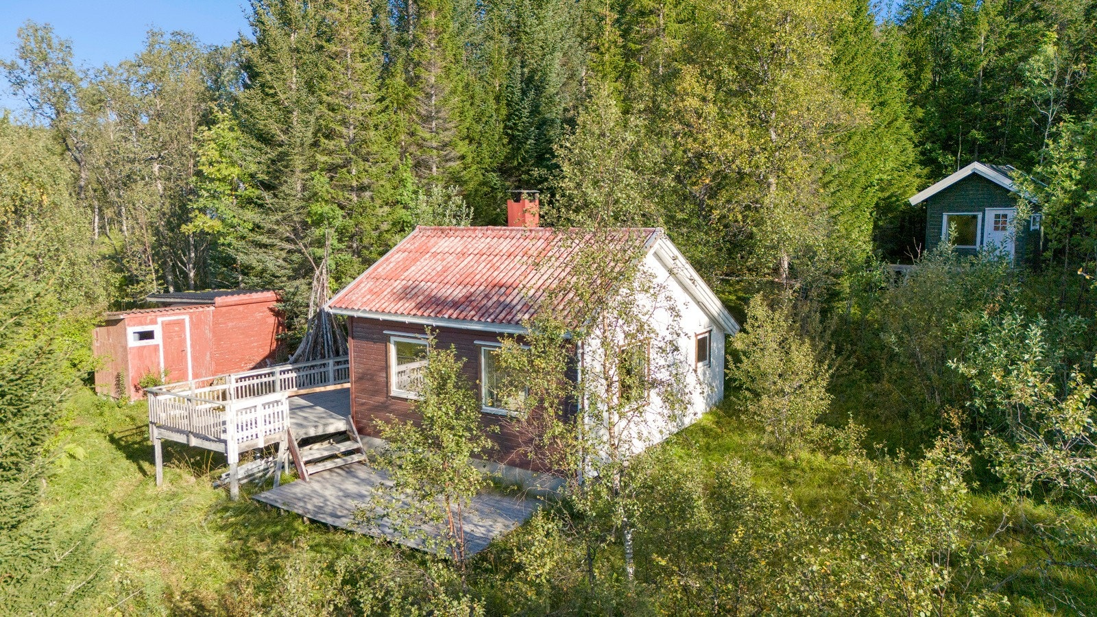 På eiendommen er det flere bygninger - alle har behov for oppgraderinger Galleribilde