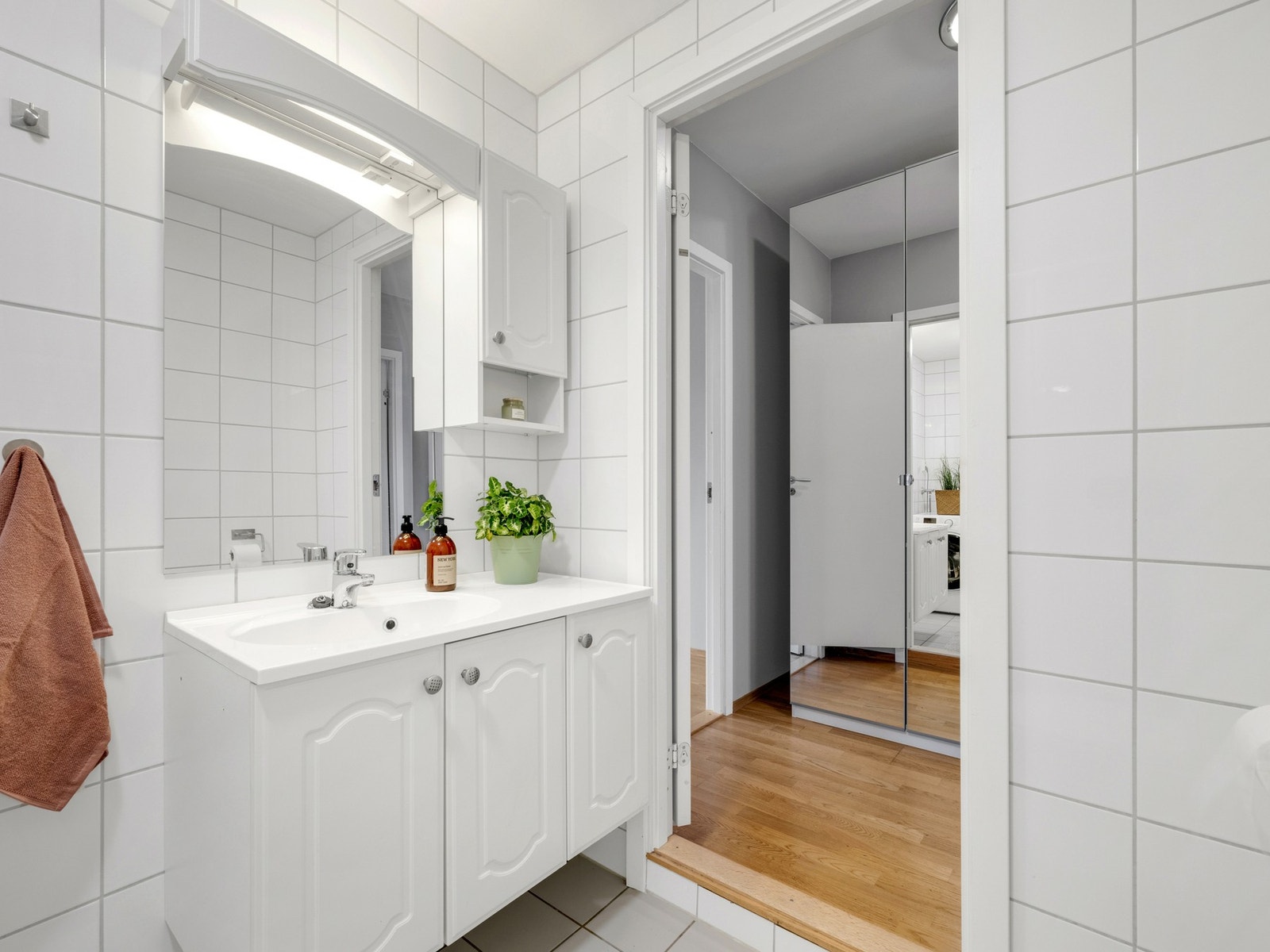 Godt med lagringsplass i baderomsinnredning. Galleribilde