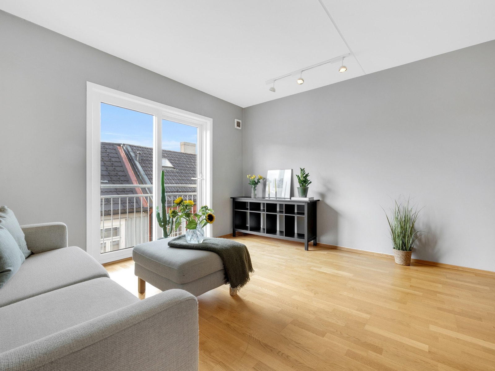 Leiligheten har en praktisk planløsning som sammen med store vindusflater bidrar til en lett og luftig atmosfære. Galleribilde