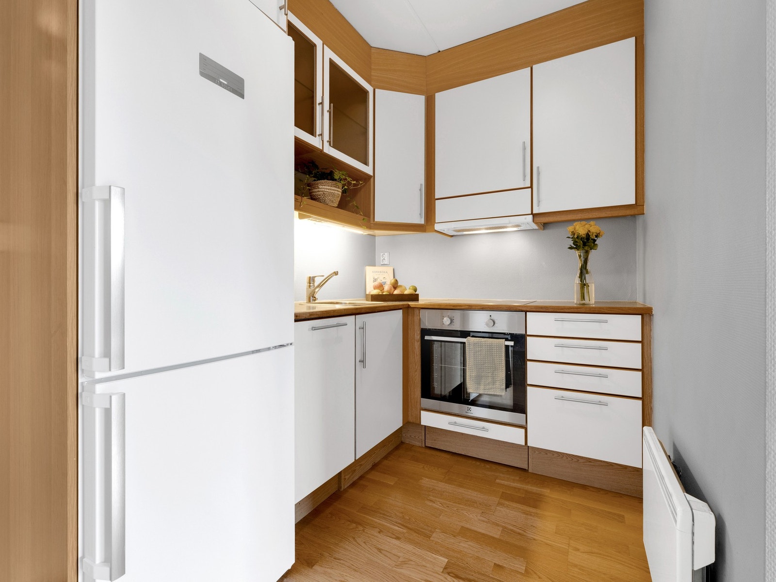 Alle hvitevarer følger handelen. Kjøkkenet er delvis adskilt, men veggen kan fjernes om man ønsker å åpne opp. Galleribilde