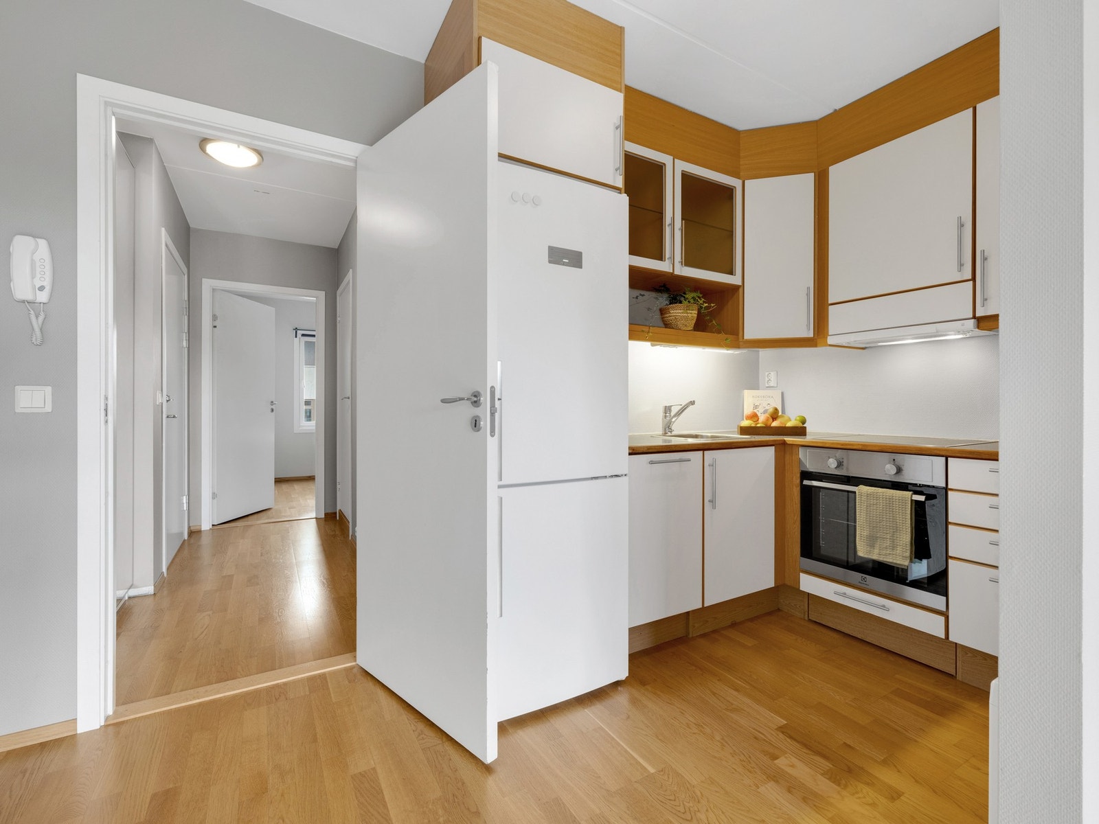 Praktisk kjøkken fra byggeår. Leiligheten er i god stand, noe som også bekreftes i takstmannens tilstandsrapport. Galleribilde