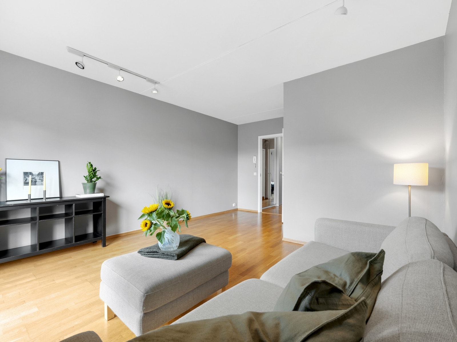 Hele leiligheten er malt i tidsriktige fargetoner. God plass til både sofagruppe og spisebord på stue. Galleribilde