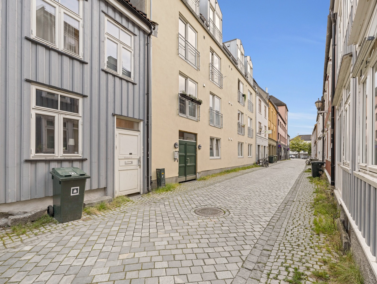 Fasade. Bygget ble som nevnt ferdigstilt i 2004 og det er godt lydisolert mellom leilighetene. Galleribilde