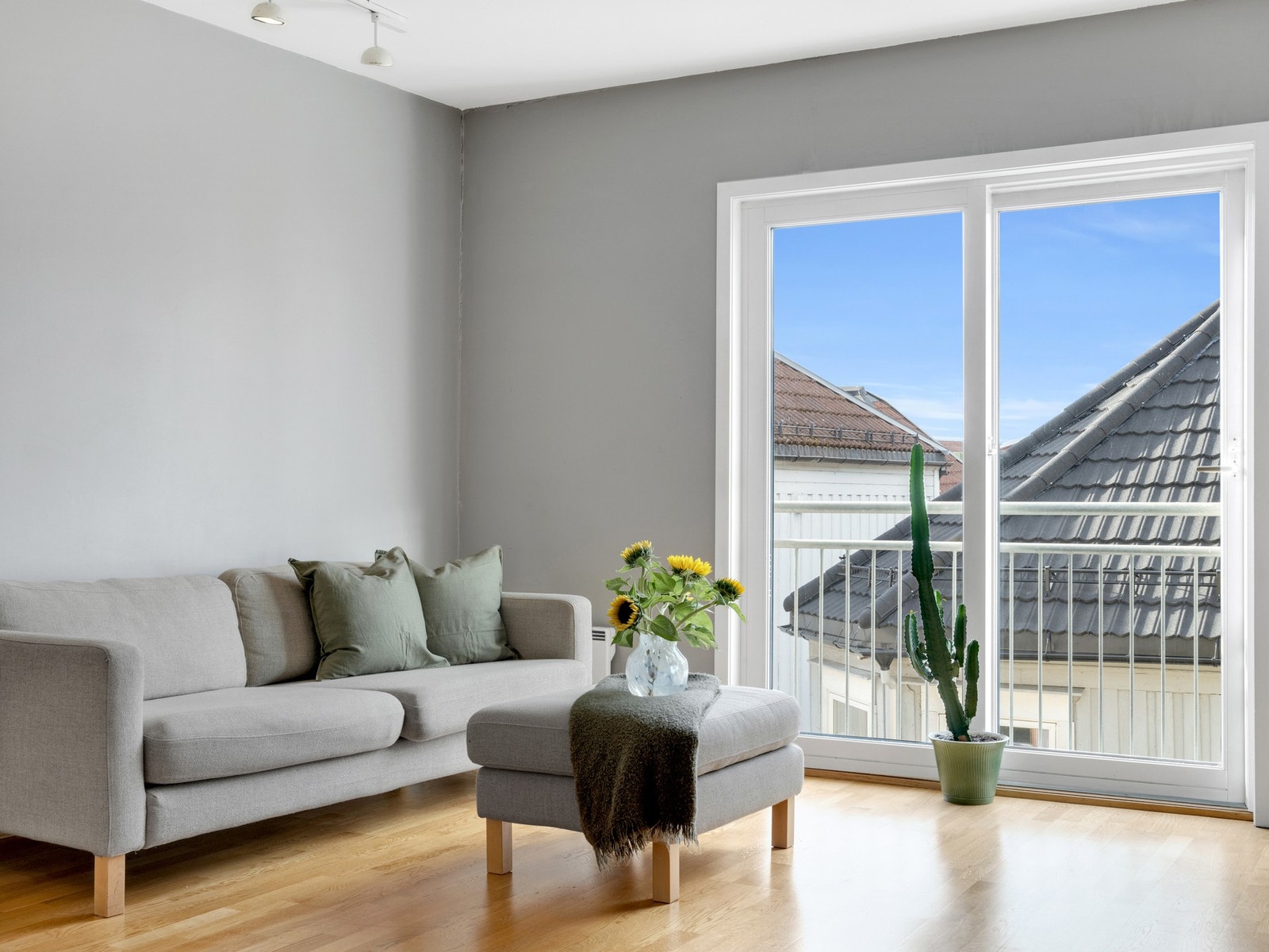 Den franske balkongen fra stua vender ut mot Midtbyens fargerike utvalg av historiske bygårder. Galleribilde