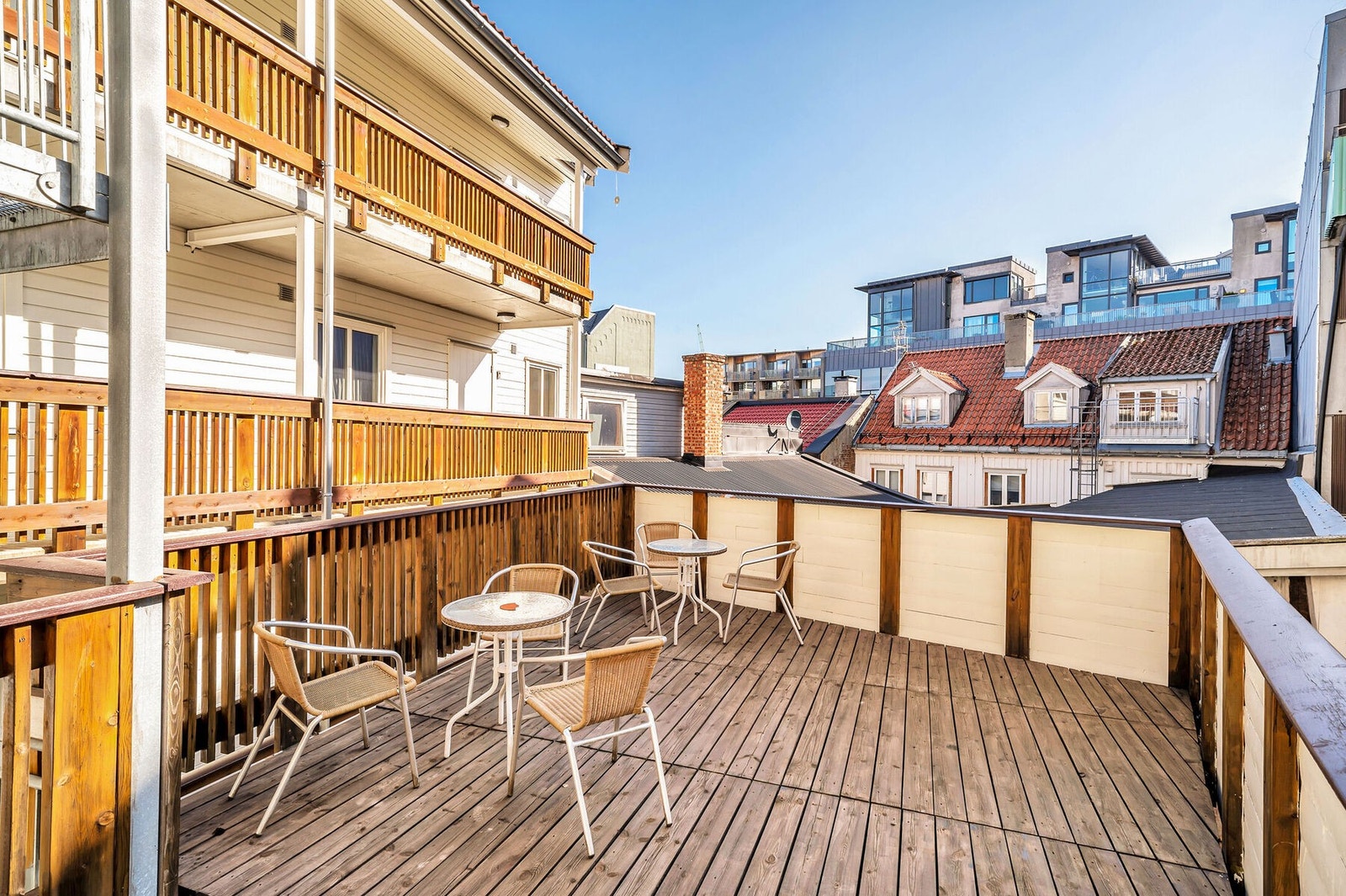 Felles terrasse for beboerne i sameiet. Galleribilde