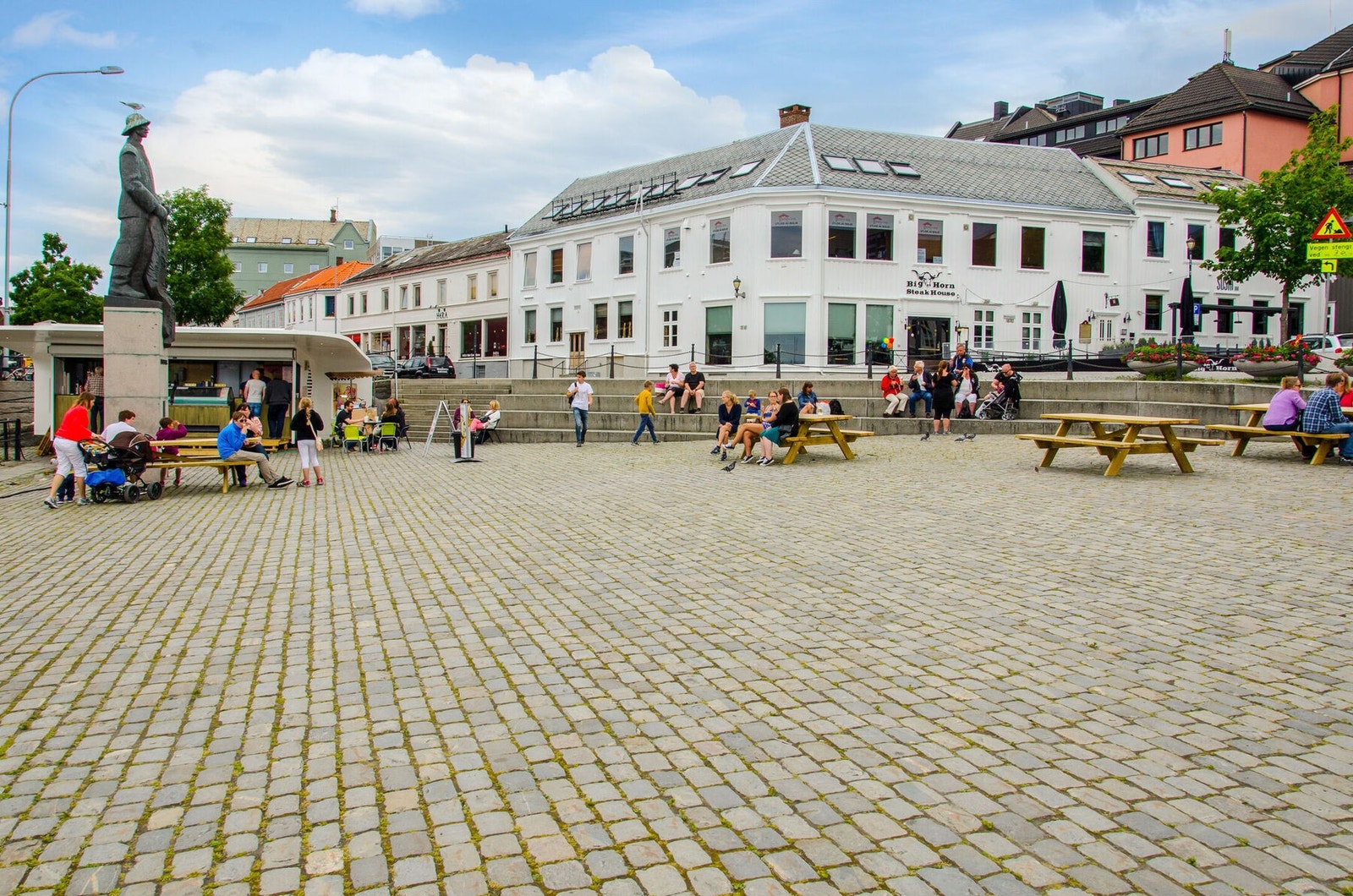 I umiddelbar nærhet ligger Ravnkloa. Herfra går det båt ut til Munkholmen. Galleribilde