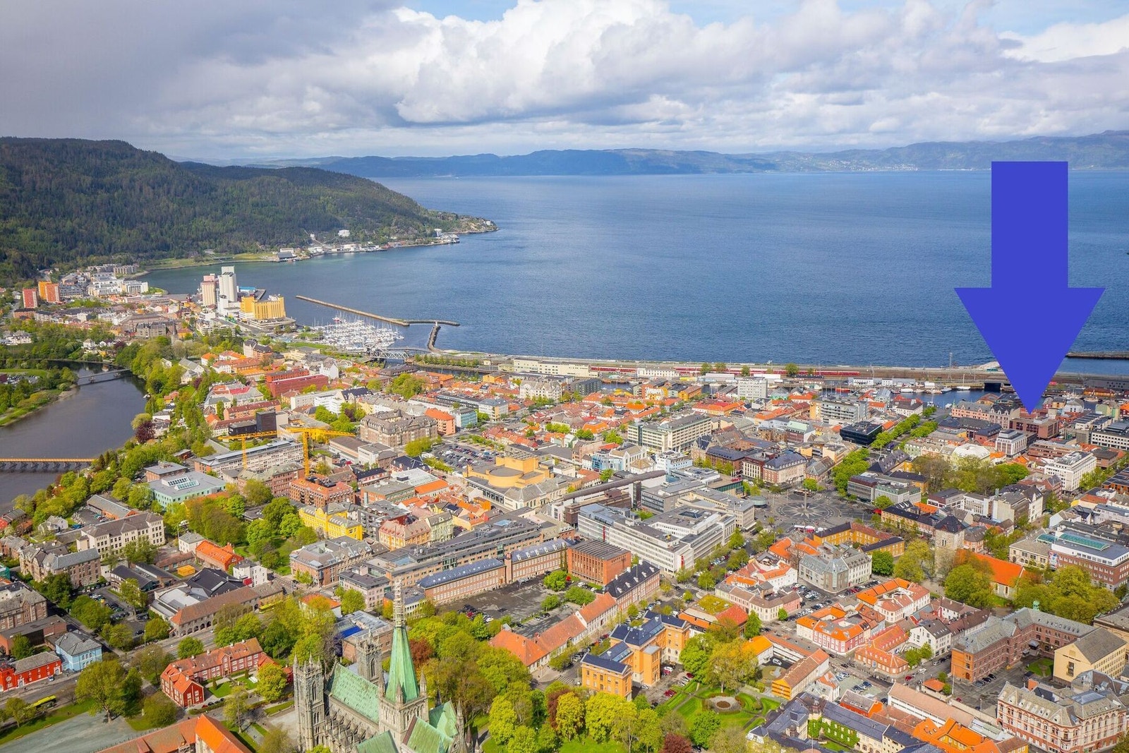 Den blå pilen markerer omtrentlig taket på Taraldsgårdsveita 7. Galleribilde