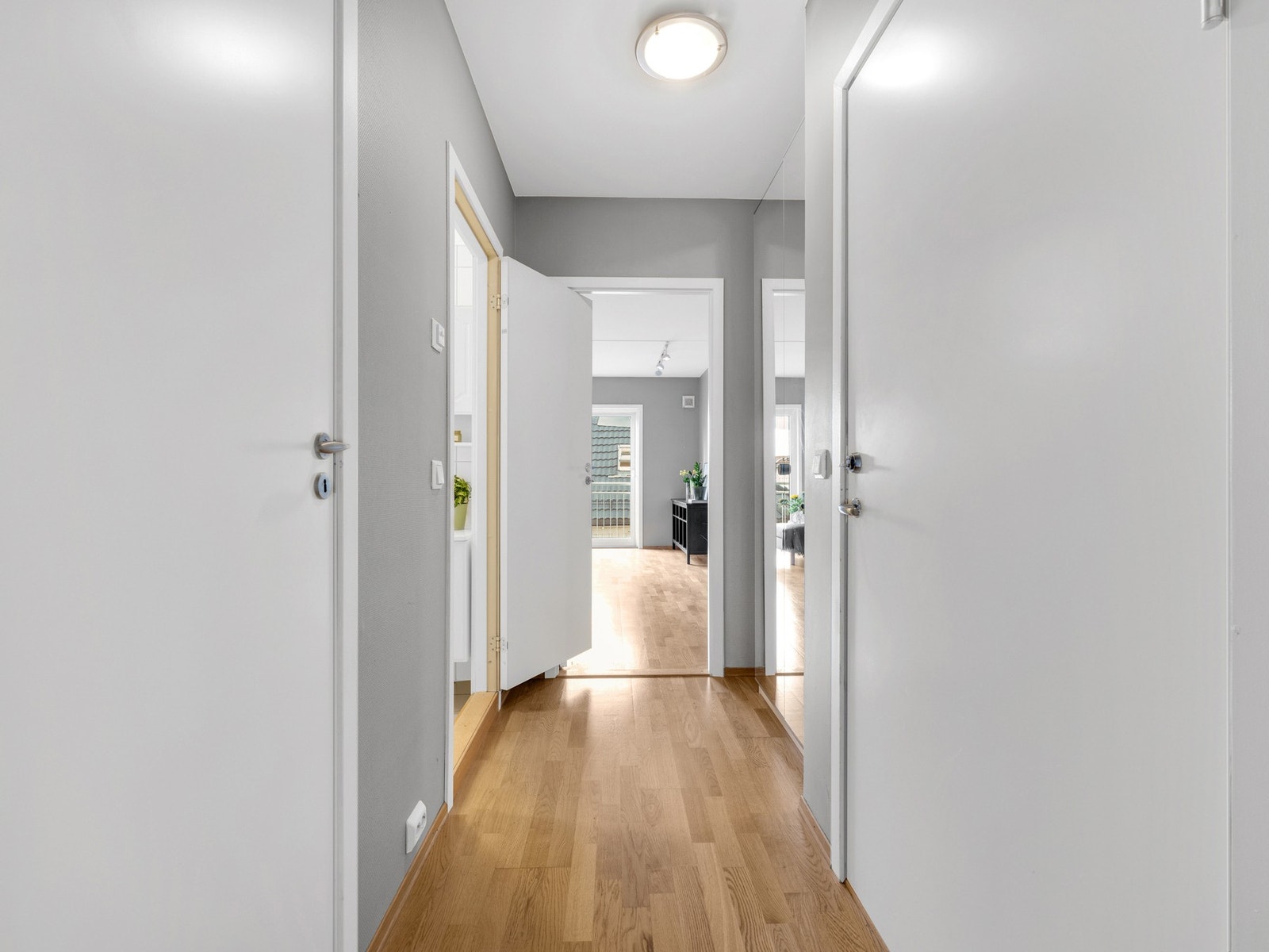 I gangen har du et garderobeskap med speilfronter. Galleribilde