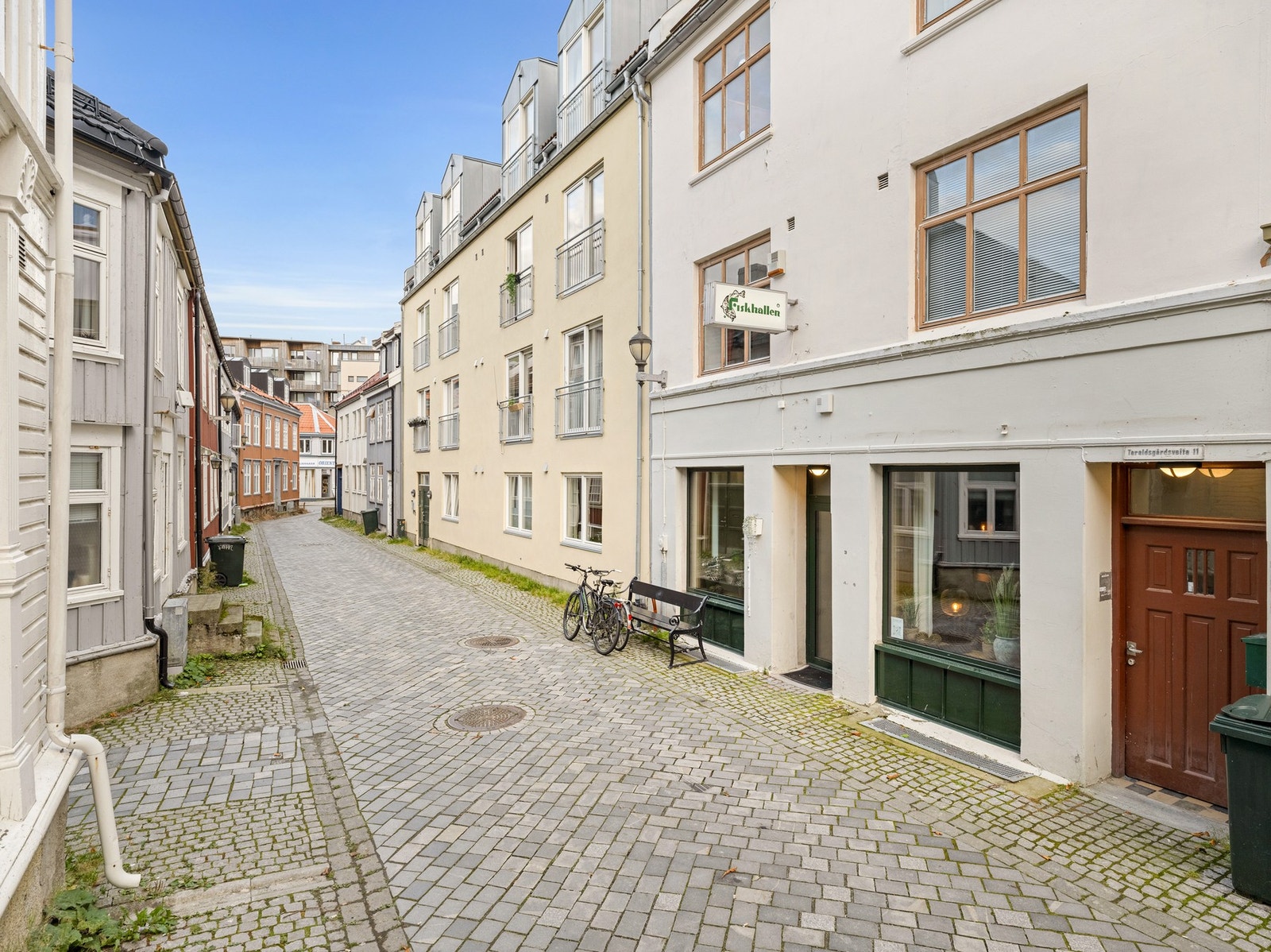 Her har man alt man trenger i bare et steinkasts lengde fra leiligheten. Taraldsgårdsveita er en svært lite trafikkert gate, og selger presiserer at man knapt merker at man bor i Midtbyen. Galleribilde