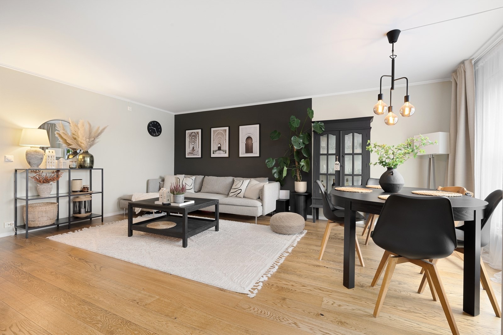 Stuegulvet har 1-stavs laminat, mens veggene er malt i sort og en delikat gråtone for en fin kontrast. Galleribilde