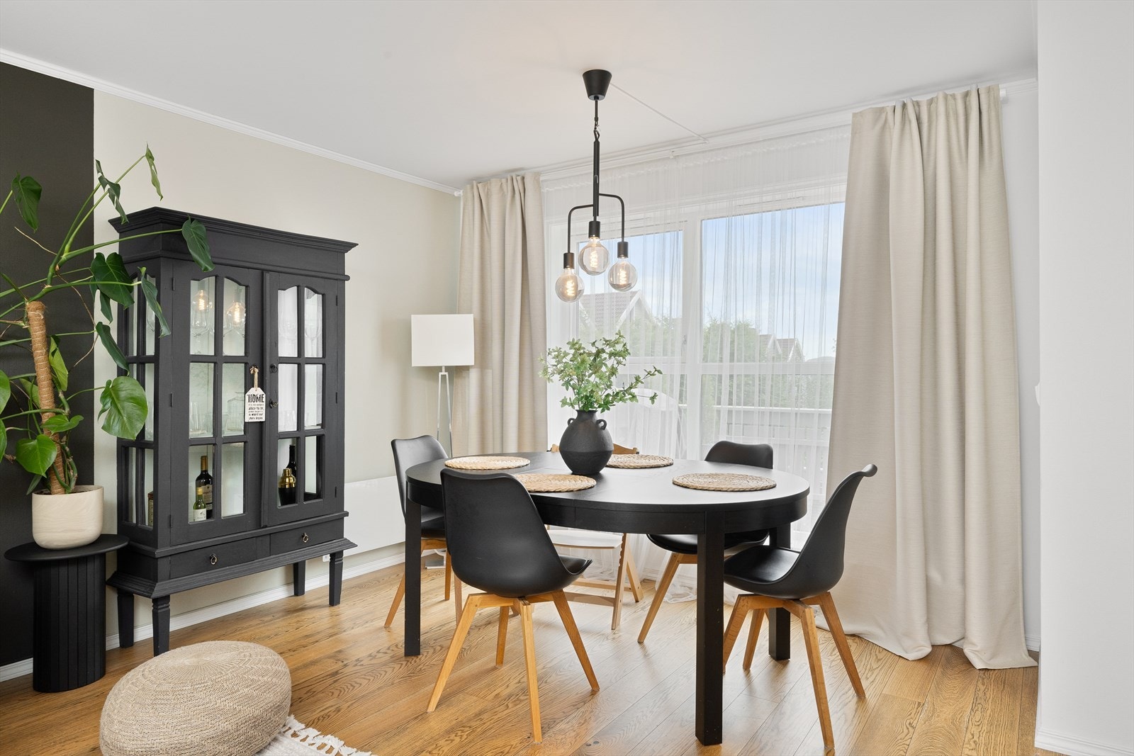 Ved vinduet er det rom for en liten spiseplass, utmerket for hyggelige frokoster og rolige morgenstunder med kaffekoppen i hånda. Galleribilde