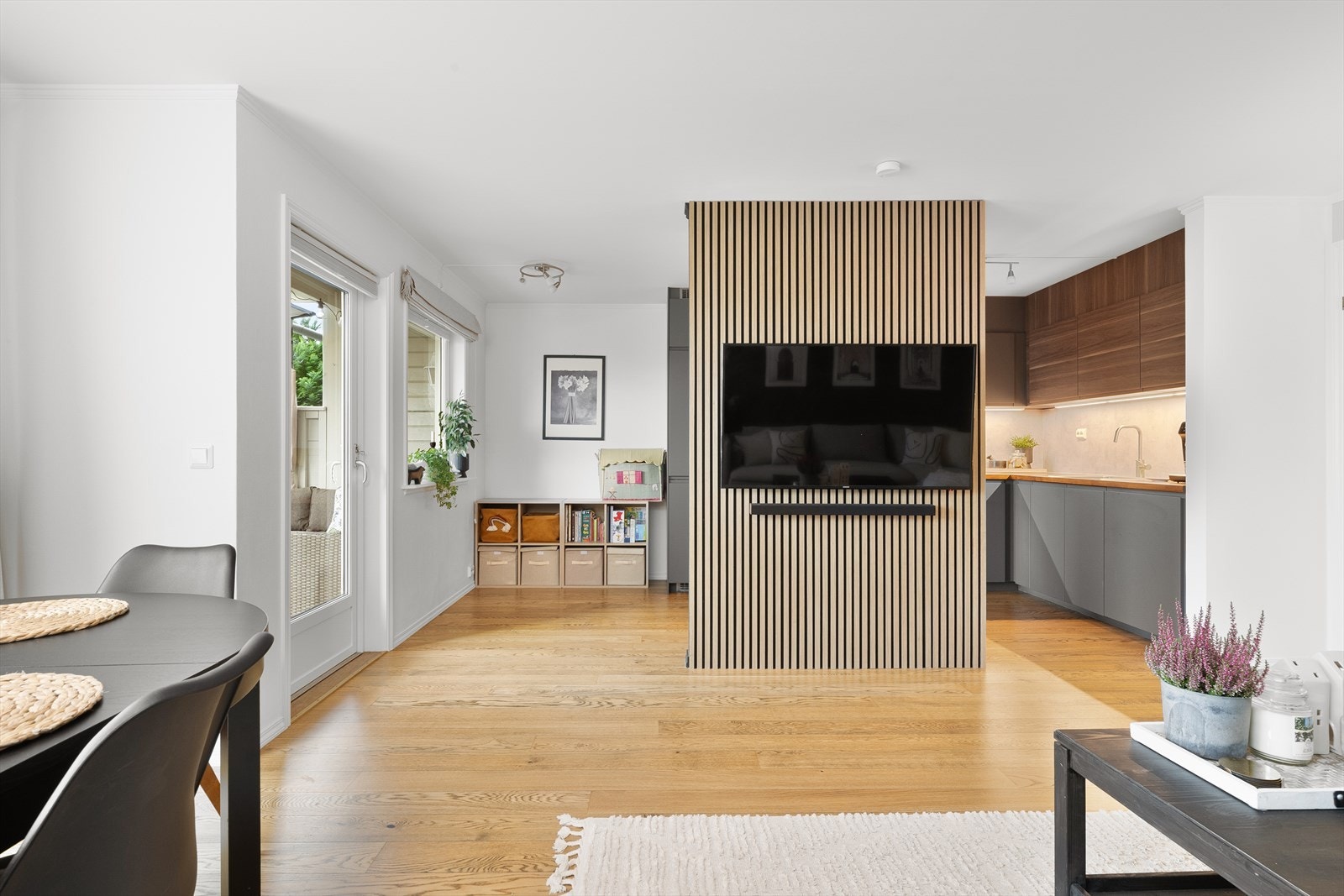 Innenfor entreen utgjør stuen og kjøkkenet et åpent og smakfullt allrom, med klart avdelte soner og godt lysinnslipp via store vinduer i front. En glassdør fører ut til den flotte terrassen, og om sommeren får man et stort ekstra areal i forlengelse av st Galleribilde