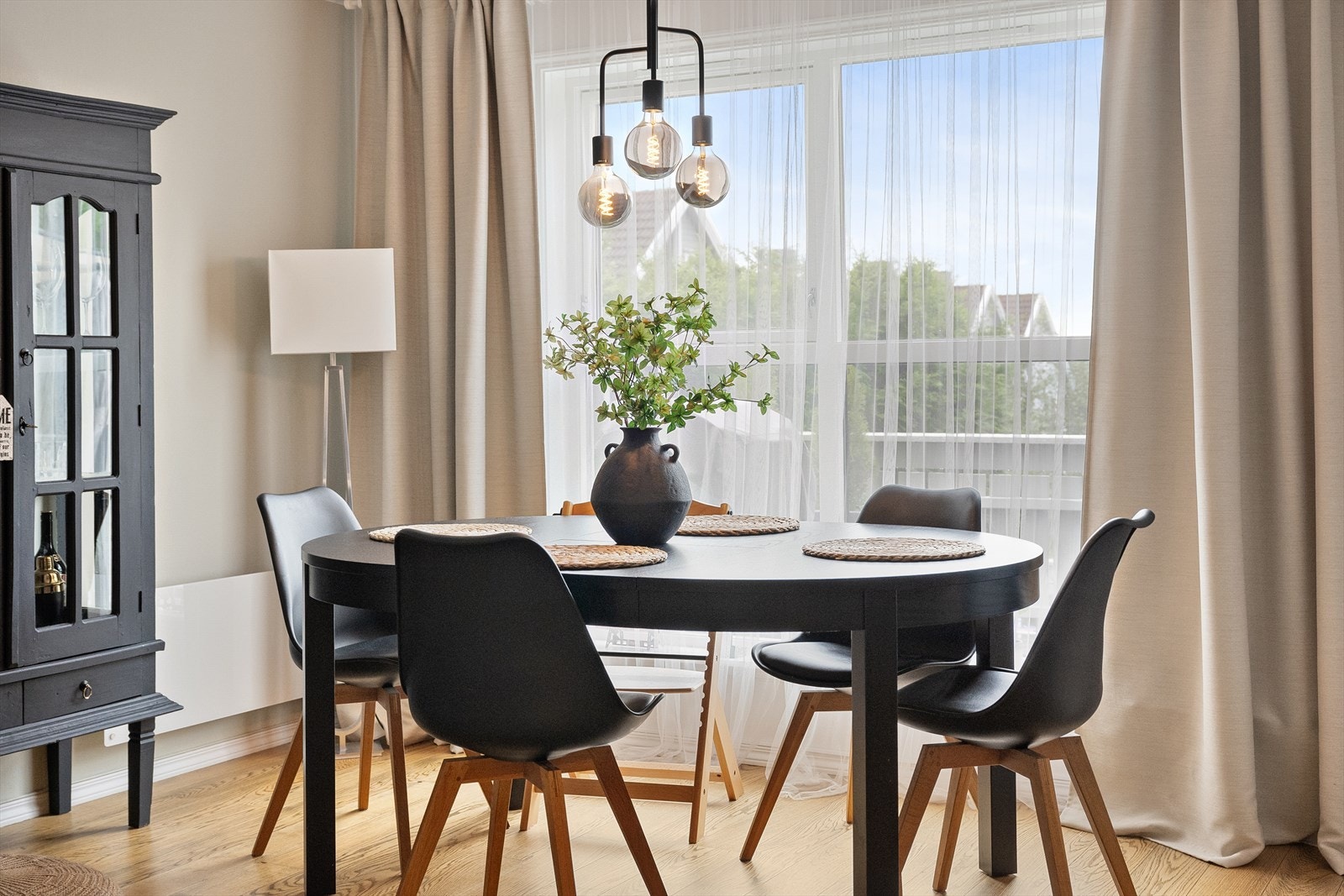 Store vindusflater gir godt med lys til stuen Galleribilde