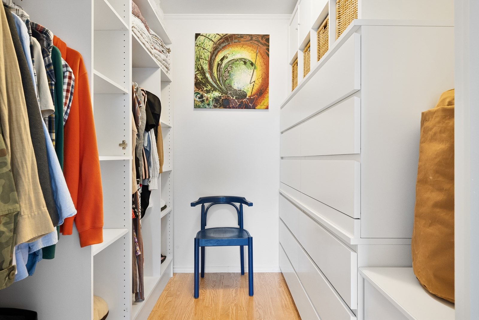 Walk in closet. Galleribilde