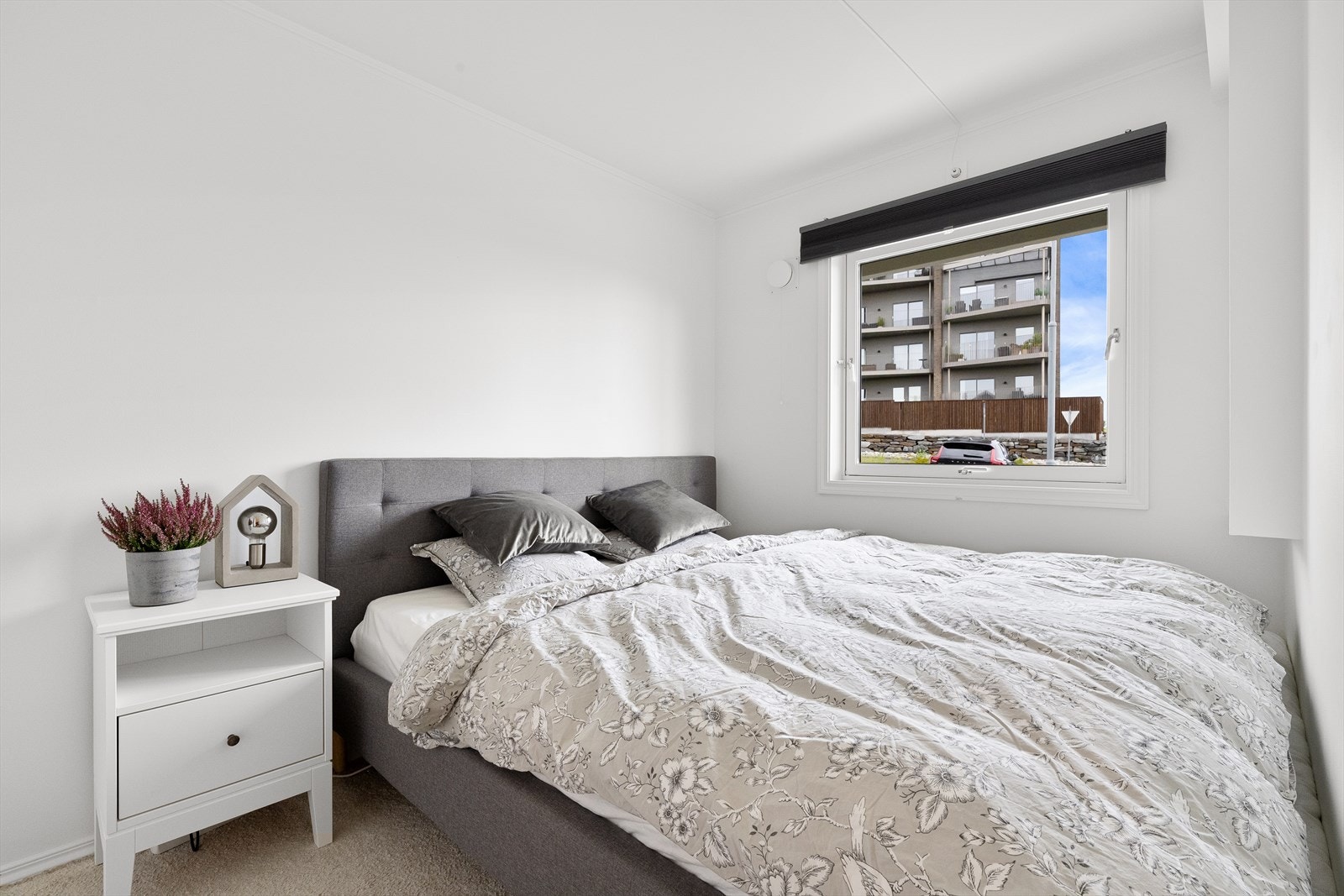 Hovedsoverommet har et eget walk-in closet, hvor et stort og åpent skap er innredet med hyller og stenger for oppheng. Galleribilde