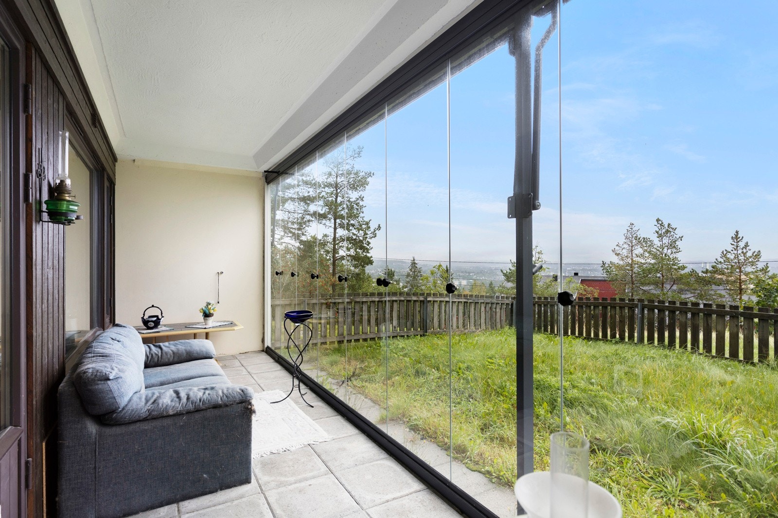 Den sydvendte, innglassede terrassen på 12 m² med heller på bakken gir et perfekt samlingspunkt året rundt. Galleribilde
