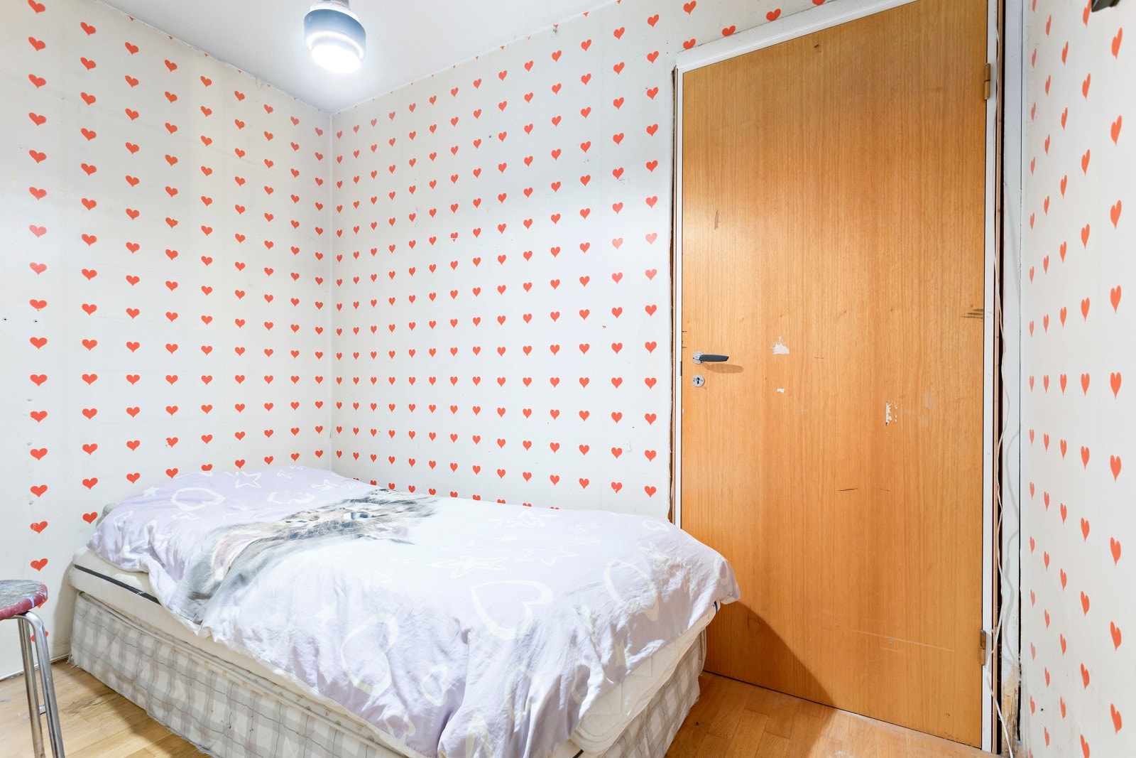 Den ekstra døren fra soverommet leder til dette disponibele rommet - perfekt for å innrede et walk-in closet eller en praktisk oppbevaringsløsning. Galleribilde