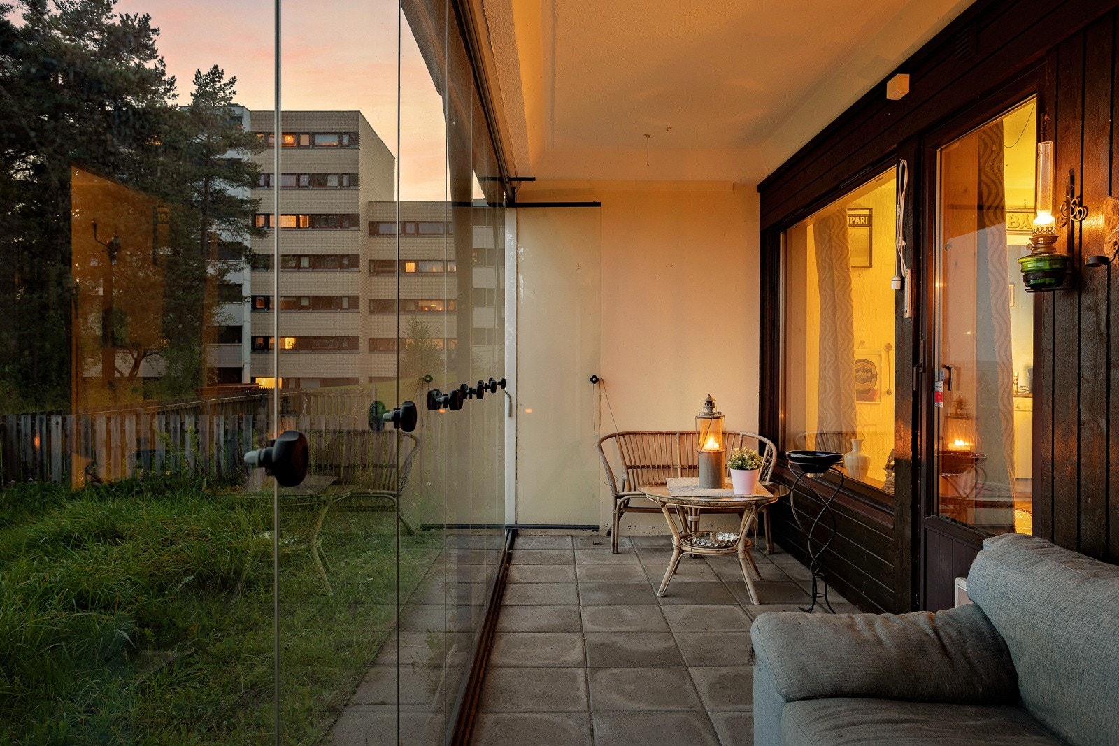 Boligen har en flott innglasset terrasse på 12 kvm med en solrik hagedel. Galleribilde