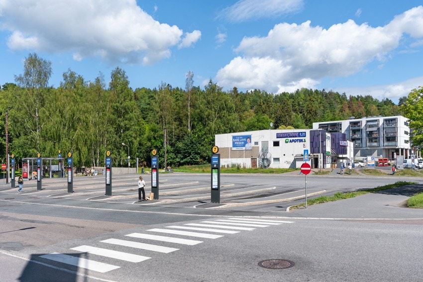 Fra boligen er det ca. 19 minutters gange til Grorud. Her går linje 31, 66, 63, 62 og 79. Galleribilde