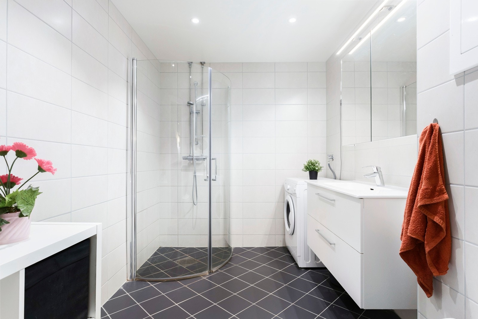 Moderne og nyere bad fra 2022! Badet ble totalrenovert i regi av borettslaget, og har fått en moderne og stilren oppgradering. Galleribilde