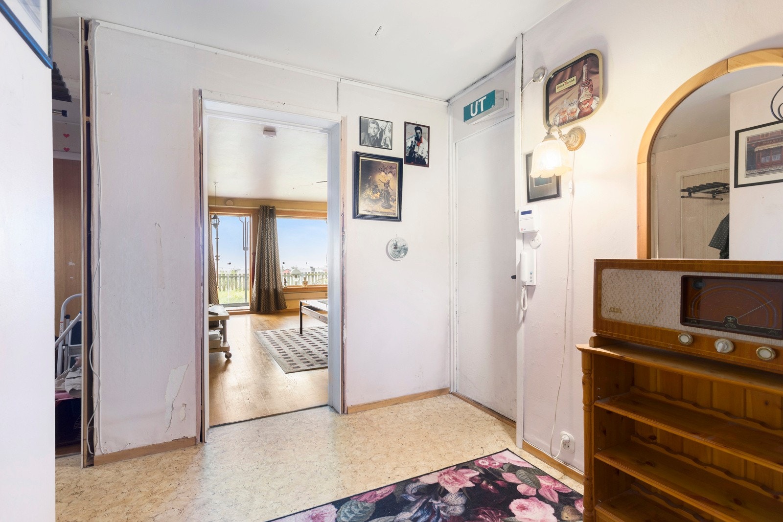 Med gode muligheter for oppbevaring og plass til praktisk møblement, har denne entreen et stort potensial for å bli både funksjonell og stilfull. Galleribilde